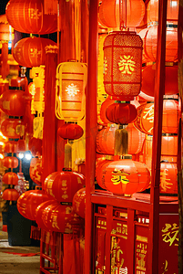 春节街道上挂的红色灯笼摄影图4