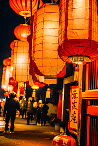 挂红灯笼摄影照片_过年街道挂着红灯笼夜景摄影照片6