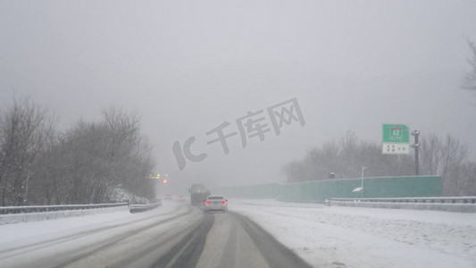 恶劣极端天气高速公路低速行驶实拍