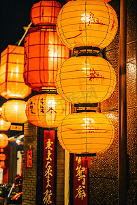 春节街道挂着红灯笼夜景摄影图5