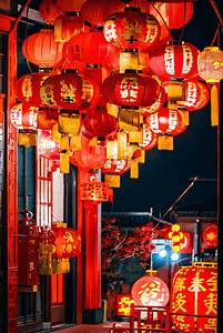 春节街道挂着红灯笼夜景摄影图片4