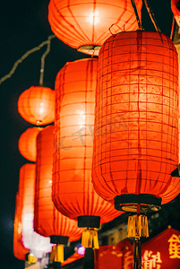 春节街道挂着红灯笼夜景摄影图2