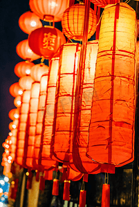 春节街道挂着红灯笼夜景摄影配图