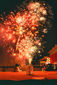 公务员照片素材摄影照片_新年传统春节户外放烟花摄影照片3