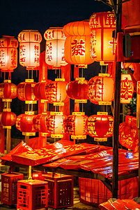 春节户外挂着红灯笼夜景摄影图1