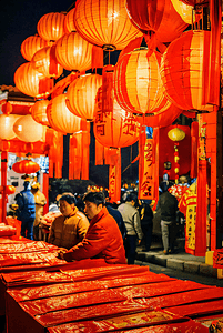 春节街道挂着红灯笼夜景摄影图3