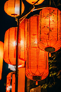 春节街道挂着红灯笼夜景摄影图0