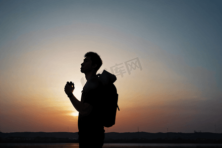 年轻男性人物剪影摄影图片1