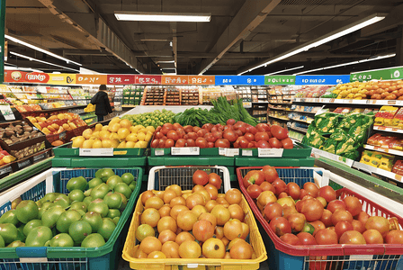 水果货架摄影照片_超市货架上的新鲜蔬菜水果摄影配图1