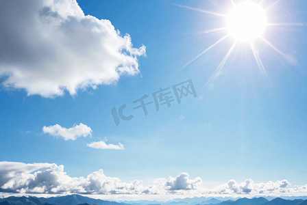 春天阳光明媚蓝天白云摄影图