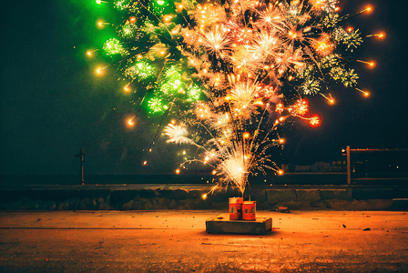 放春节摄影照片_新年夜晚跨年放烟花摄影图1