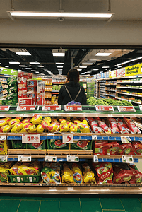 水果超市摄影照片_超市货架上的商品摄影配图5