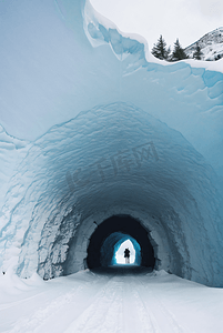 寒冷冬季自然冰窟摄影配图6