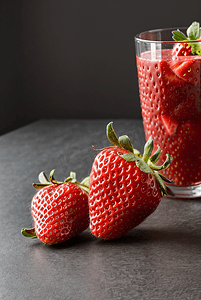 冬季新鲜草莓高清摄影图片