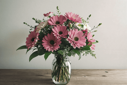 植物花瓶摄影照片_桌面上花瓶里的鲜花摄影配图9