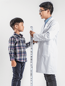 体检医生帮孩子量身高