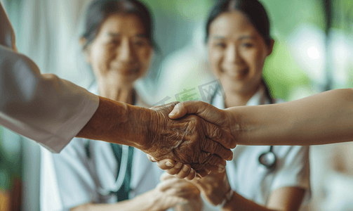 医疗护士和老人握手