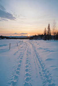 夕阳照射下厚厚的积雪图5图片