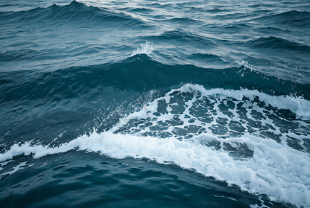 蓝色大海海浪摄影照片_蓝色大海浪花摄影图4