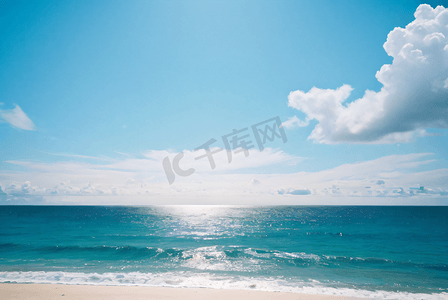 蓝天白云下的大海沙滩摄影图2