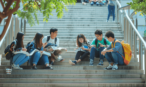 楼梯扶手卡通摄影照片_一群学生在校园楼梯上学习