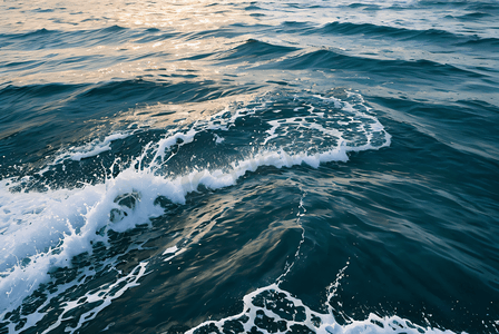 蓝色大海海浪摄影照片_蓝色大海浪花高清摄影配图2