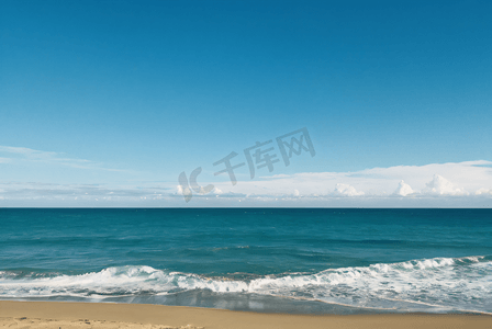 蓝天白云下的大海沙滩摄影图片6