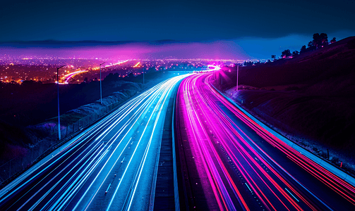 公路在城市景观霓虹灯光