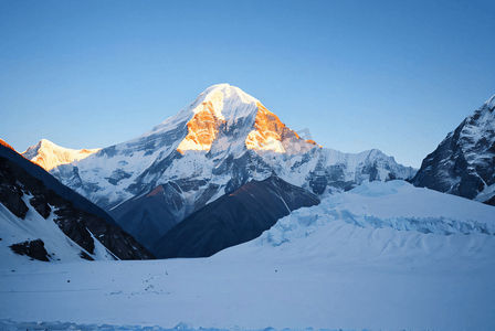 冬季寒冷雪山日出摄影图4