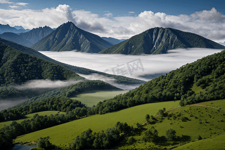 云雾缭绕的山脉摄影图片0