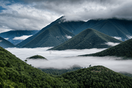 云雾缭绕的山脉摄影配图2