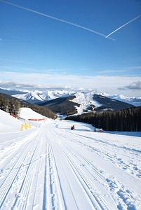 滑雪场滑雪摄影照片_冬季高山滑雪场摄影图1