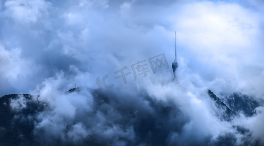 一片梧桐叶摄影照片_深圳标志性建筑风景梧桐山雨雾缭绕