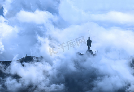 云卷云舒摄影照片_深圳标志性建筑风景梧桐山雨雾缭绕