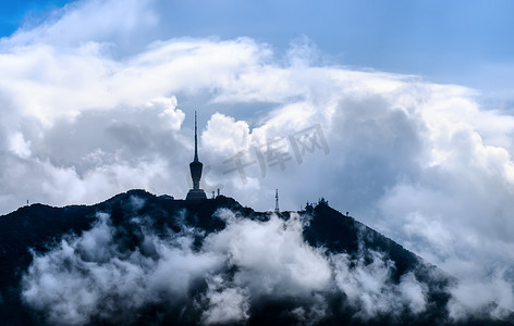 云卷云舒摄影照片_深圳标志性建筑风景梧桐山雨雾缭绕