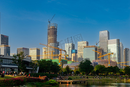 大黄鸭摄影照片_深圳城市地标建筑春笋华润总部大厦人才公园