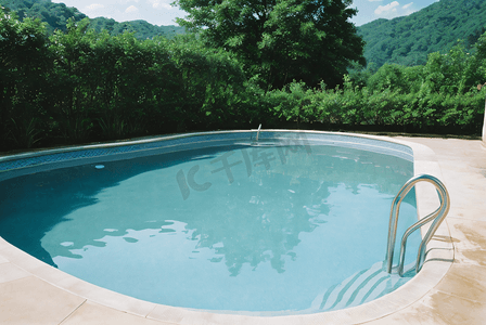 夏季蓝色游泳池摄影配图7