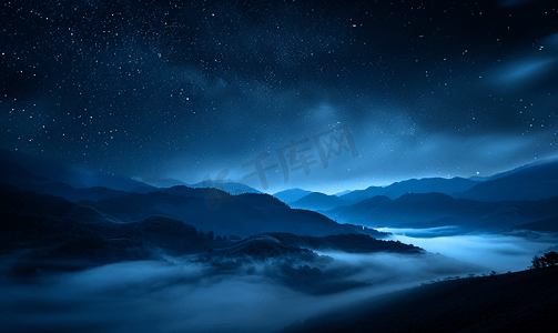 星空展板摄影照片_星空背景下山上的雾