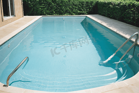 夏季清凉蓝色游泳池摄影配图0