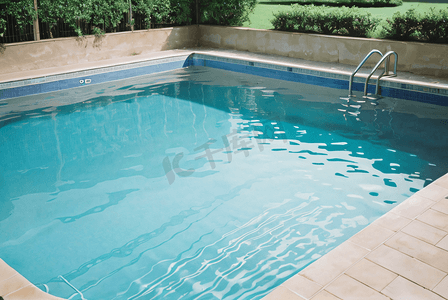 夏季清凉蓝色游泳池摄影配图8