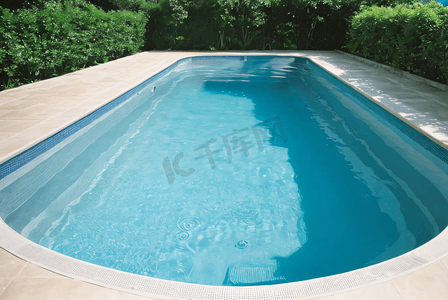 夏季蓝色游泳池摄影图4