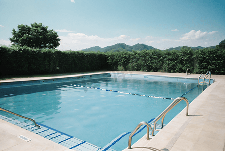 夏季清凉蓝色游泳池摄影照片