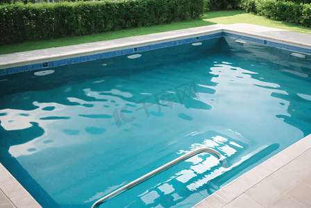 夏季清凉蓝色游泳池摄影配图2