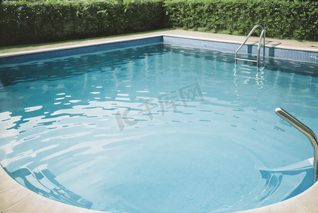 夏季清凉蓝色游泳池摄影配图