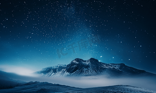 昨夜星辰摄影照片_星空背景下山上的雾