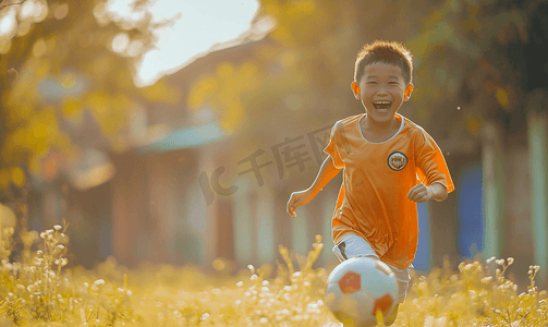 青年足球队玩足球游戏的年轻男孩