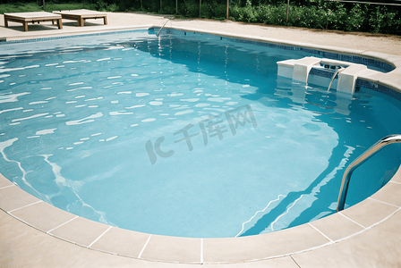 夏季清凉蓝色游泳池摄影图2