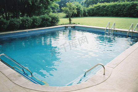 夏季清凉蓝色游泳池摄影配图6