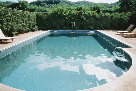 夏季清凉蓝色游泳池摄影图片8