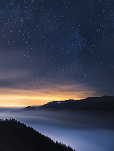 星空背景下山上的雾